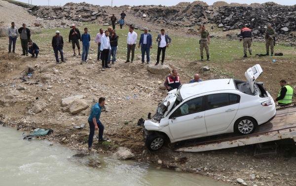 Muşta otomobil dereye yuvarlandı, 2 üniversite öğrencisi hayatını kaybetti