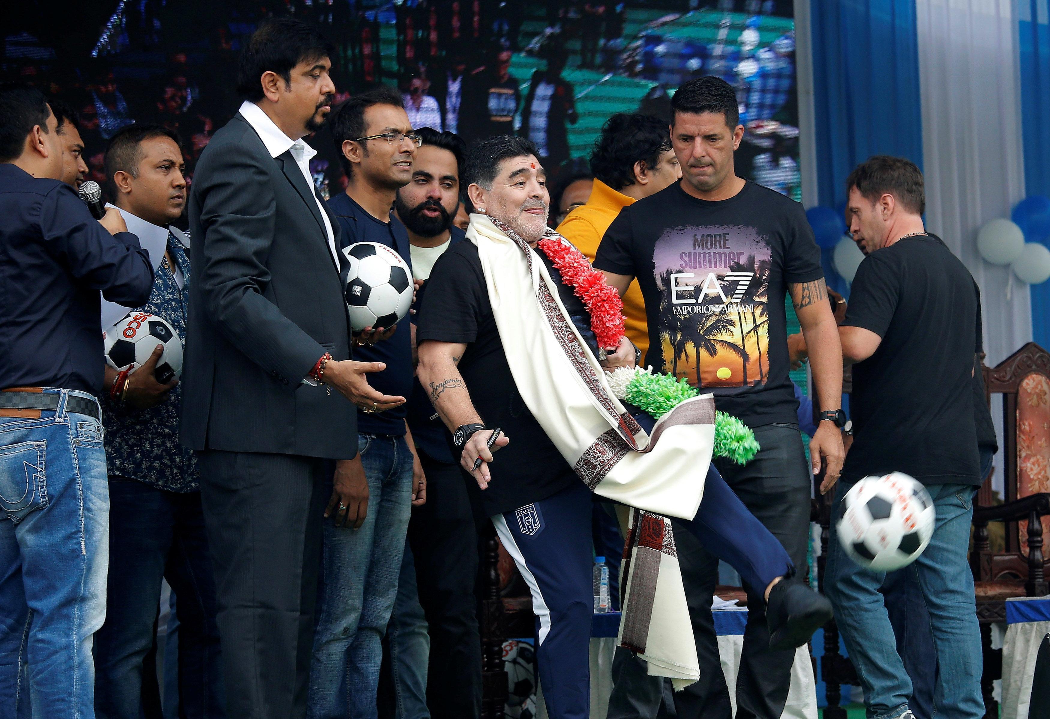 Futbol efsanesi Maradonanın Hindistanda heykeli dikildi