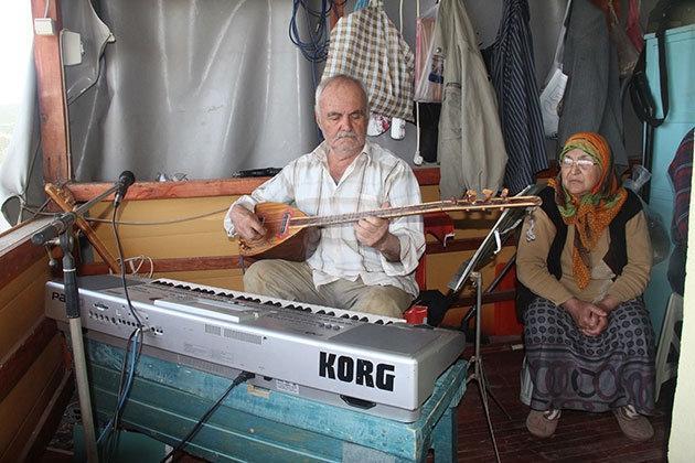 Niyazi Dede, 30 yıldır dağ evinden ilçeye canlı müzik yayını yapıyor