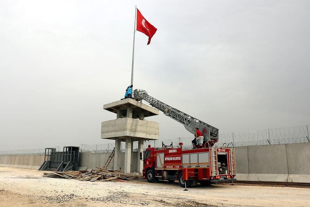 Akçakale sınırındaki Türk bayrağı daha yukarıda dalgalanacak