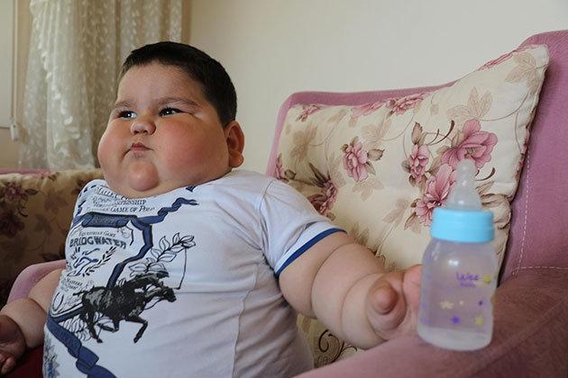 Doyma hissi bulunmayan 1,5 yaşındaki Yağız 32 kiloya ulaştı