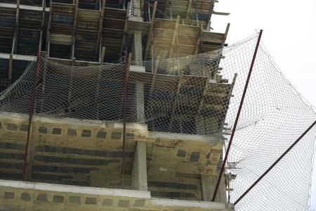 Adanada güvenlik için inşaata file çekmeye çalışan işçi öldü