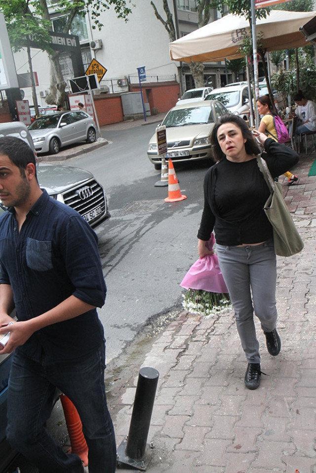 Esra Dermancıoğlu, genç sevgilisiyle el ele yakalandı