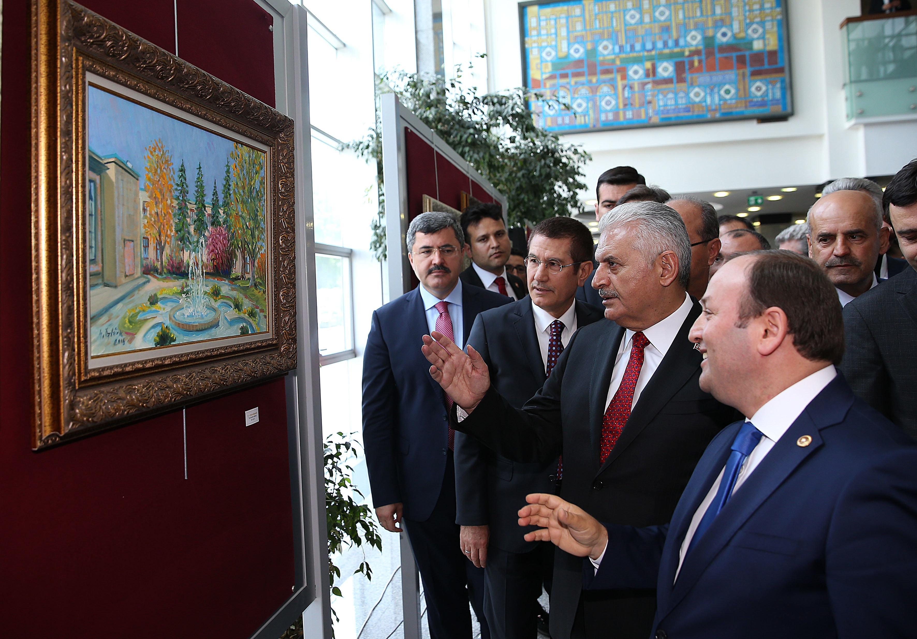 Başbakan Binali Yıldırım resim sergisinin açılışını yaptı