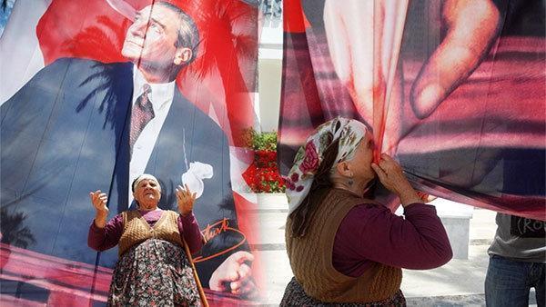 Atatürk posterini öpen Cevriye teyze: Nefes alıyorsak Atatürk’e borçluyuz