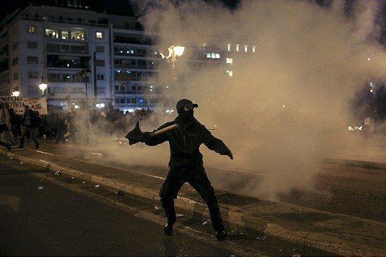 Yunanistanda göstericiler polisle çatıştı