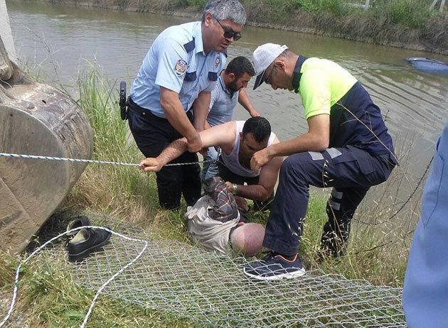 Aracıyla suya uçan adamı ölümün kıyısından kahraman polis aldı