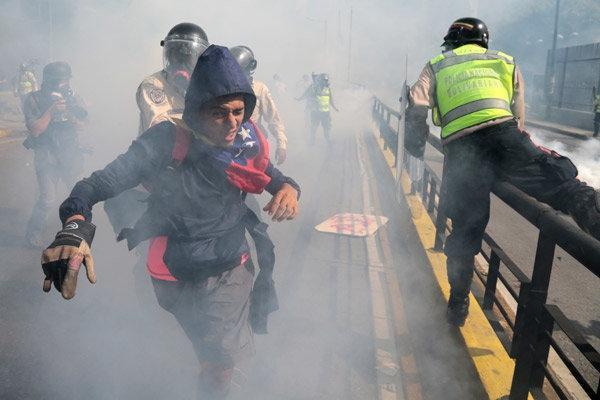Venezuelada bir gösterici diri diri yandı