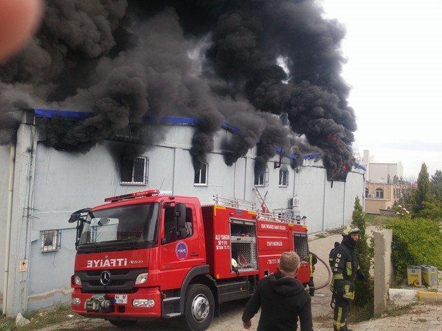 Uşakta fabrika yangını Yaralılar var