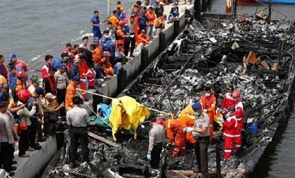 Endonezya’da feribot alev aldı, 5 kişi öldü