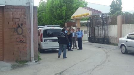 Bursada güvenlik görevlisi okulun önündeki genci vurdu