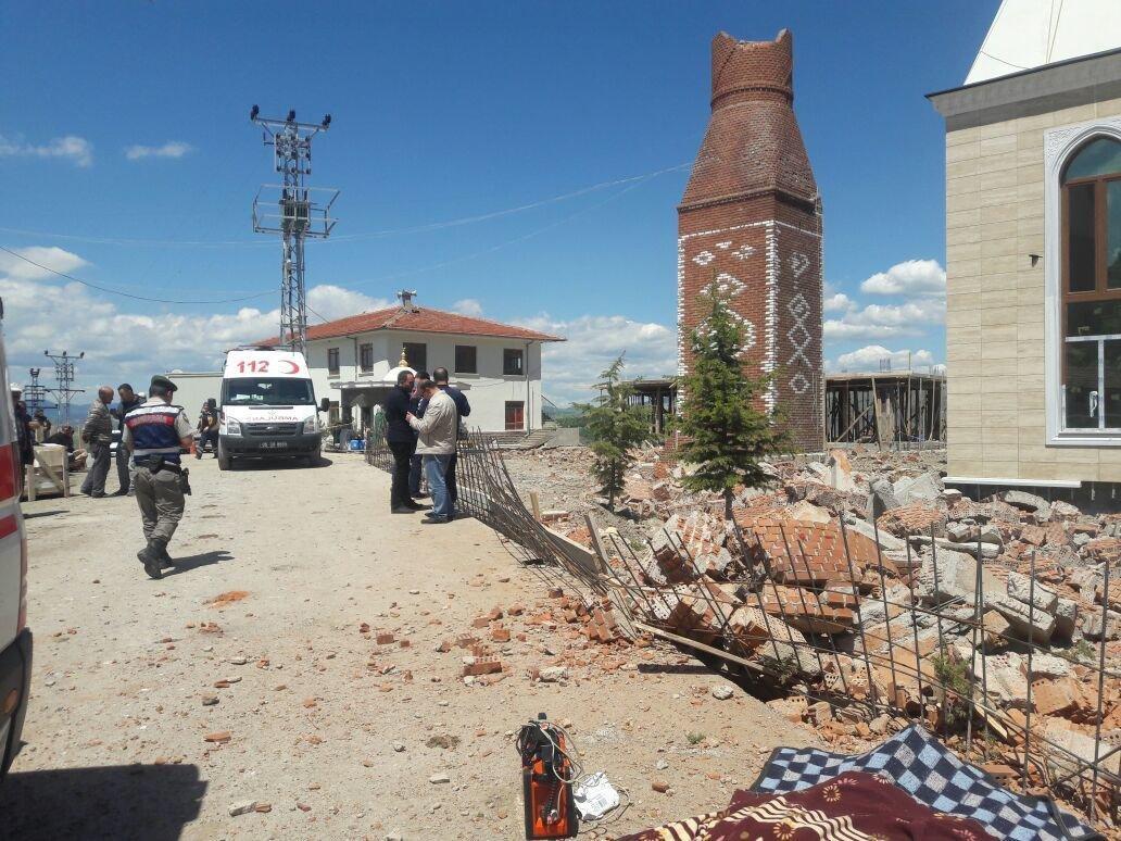 Ankarada işçiler, minareyi yıkarken altında kaldı