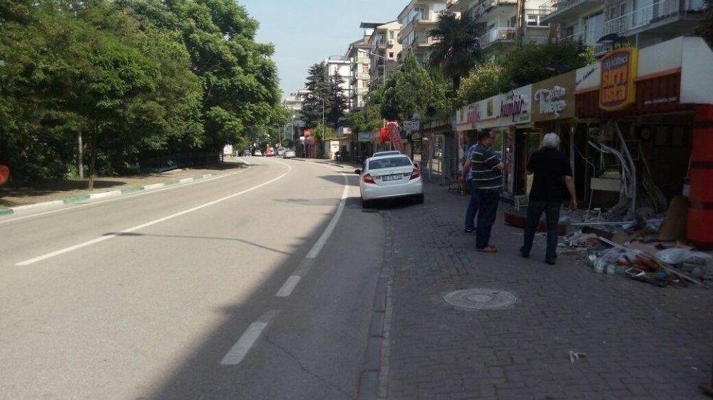 Bursada otomobil dükkanlara daldı: 3 yaralı