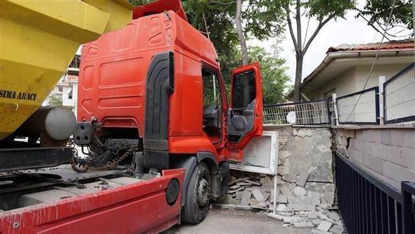 Bonzai içen kamyon şoförü nizamiye duvarına çarptı