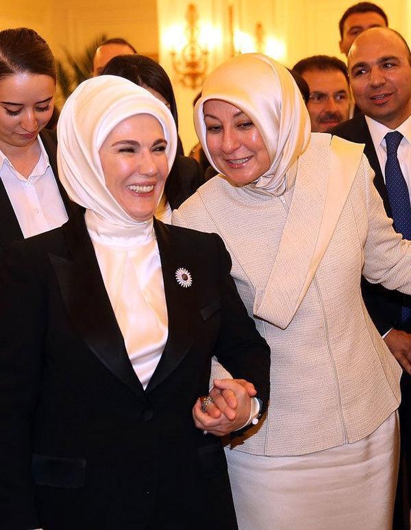 Hayrünnisa Gül ve Emine Erdoğanın ayaküstü sohbeti