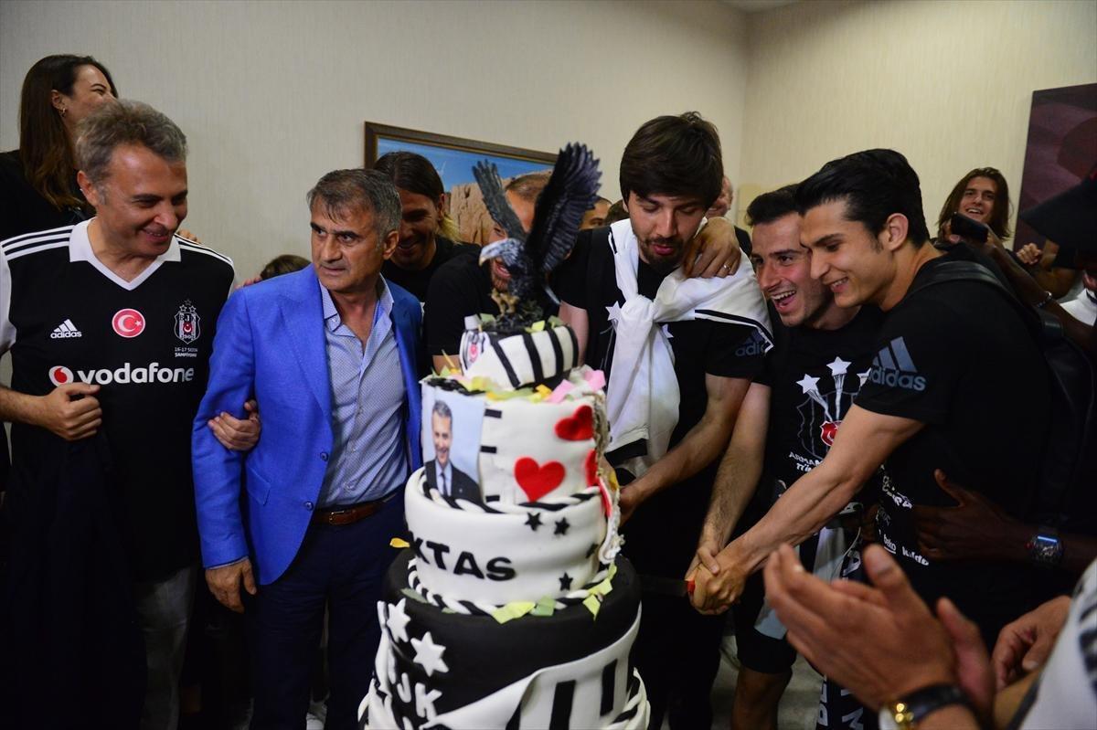 Beşiktaş Gaziantepte şampiyonluk pastası kesti