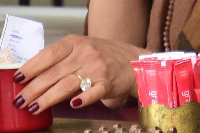 Aşkın Nur Yengi 300 bin TL’lik yüzüğü taktı