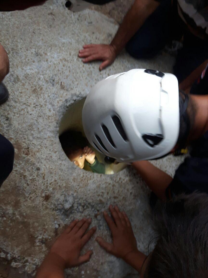 Antalyada 8 yaşındaki çocuk elektrik direği için açılan deliğe düştü