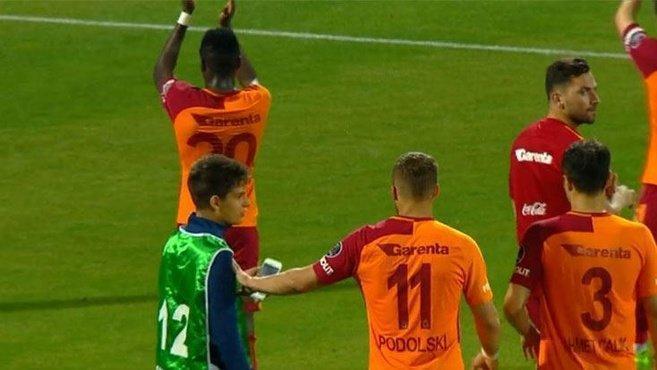 Lukas Podolski ayıp etti