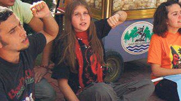 Kırmızı fularlı kız olarak bilinen Ayşe Deniz Karacagil Rakkada çatışmada öldü