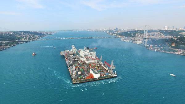 Pioneering Spirit gemisi İstanbul Boğazından 6,5 saatte geçti