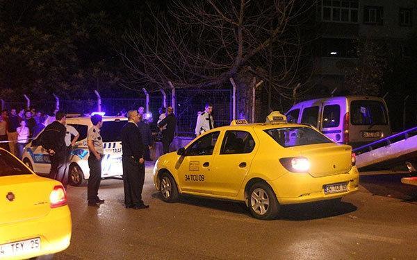 İstanbulda korkunç kaza: Taksiden inen 3 gence araba çarptı