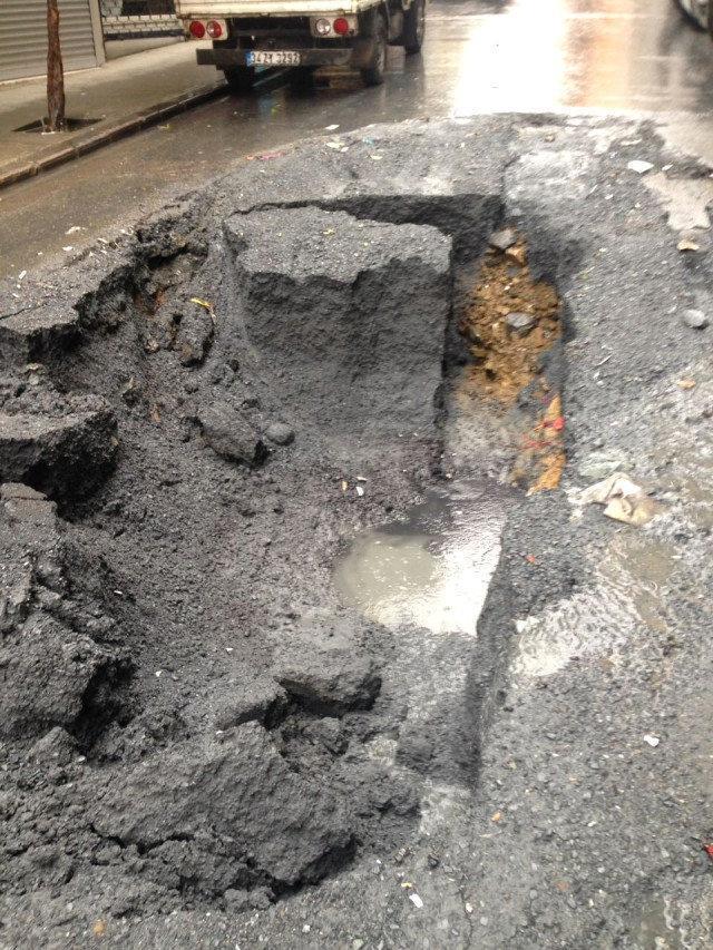 Şiddetli yağmur Beyoğlunda asfalt çökertti