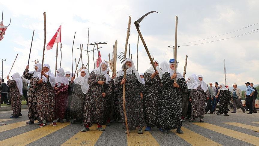 Kütahyada köylü kadınlardan tırmıklı tırpanlı eylem