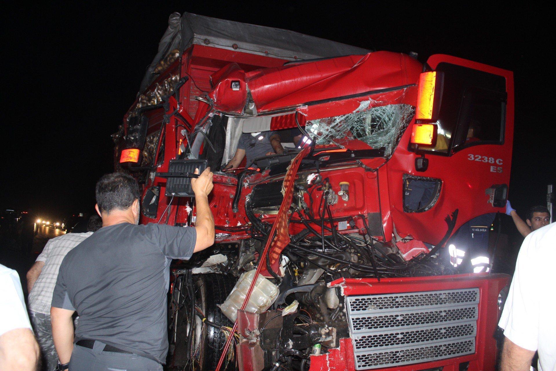 Antalyada kamyonda sıkışan genç 2 saatte kurtarıldı