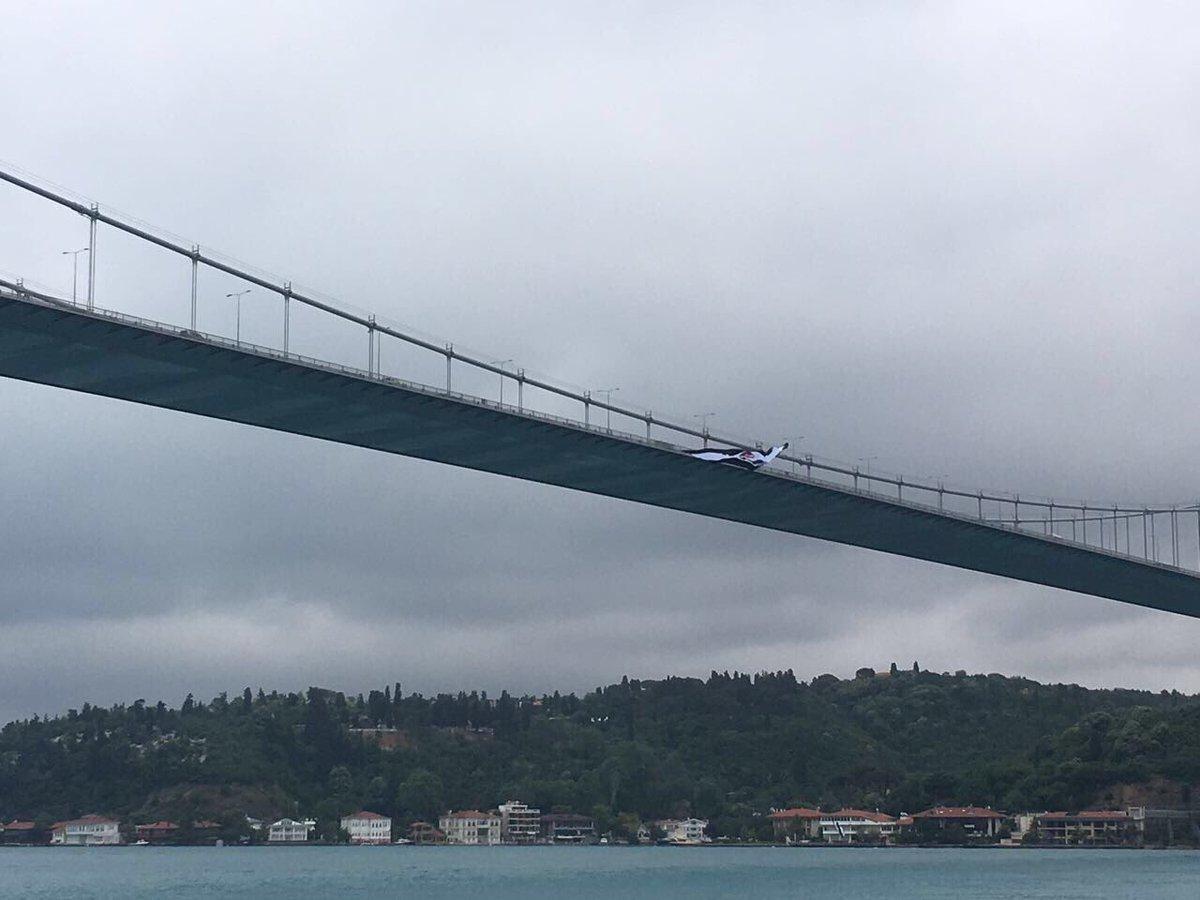 Köprüde şimdi de Beşiktaş bayrağı...