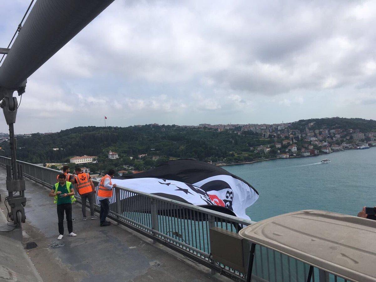 Köprüde şimdi de Beşiktaş bayrağı...