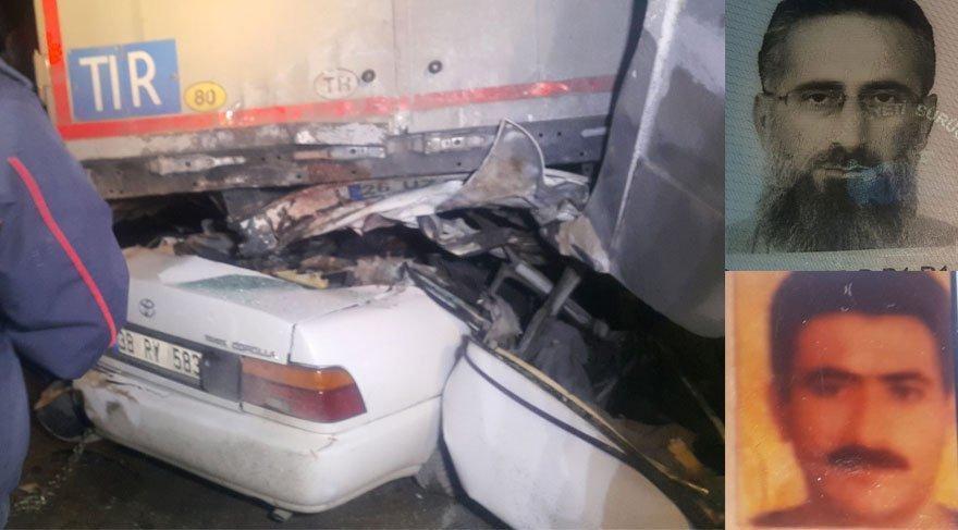 Feci kaza: Otomobil TIR’ın altına girdi