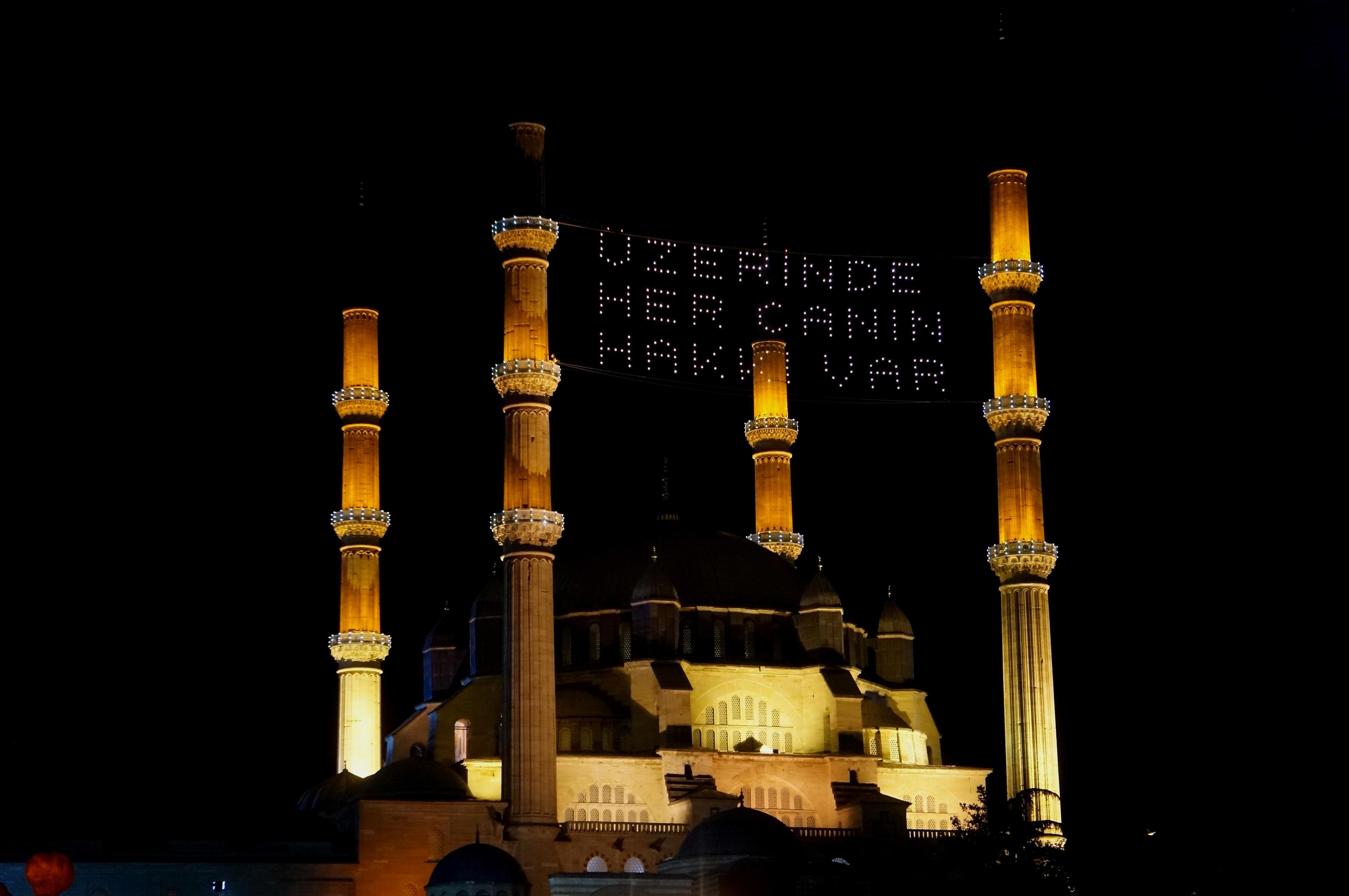 Selimiye Camisi’ne mahya  asıldı
