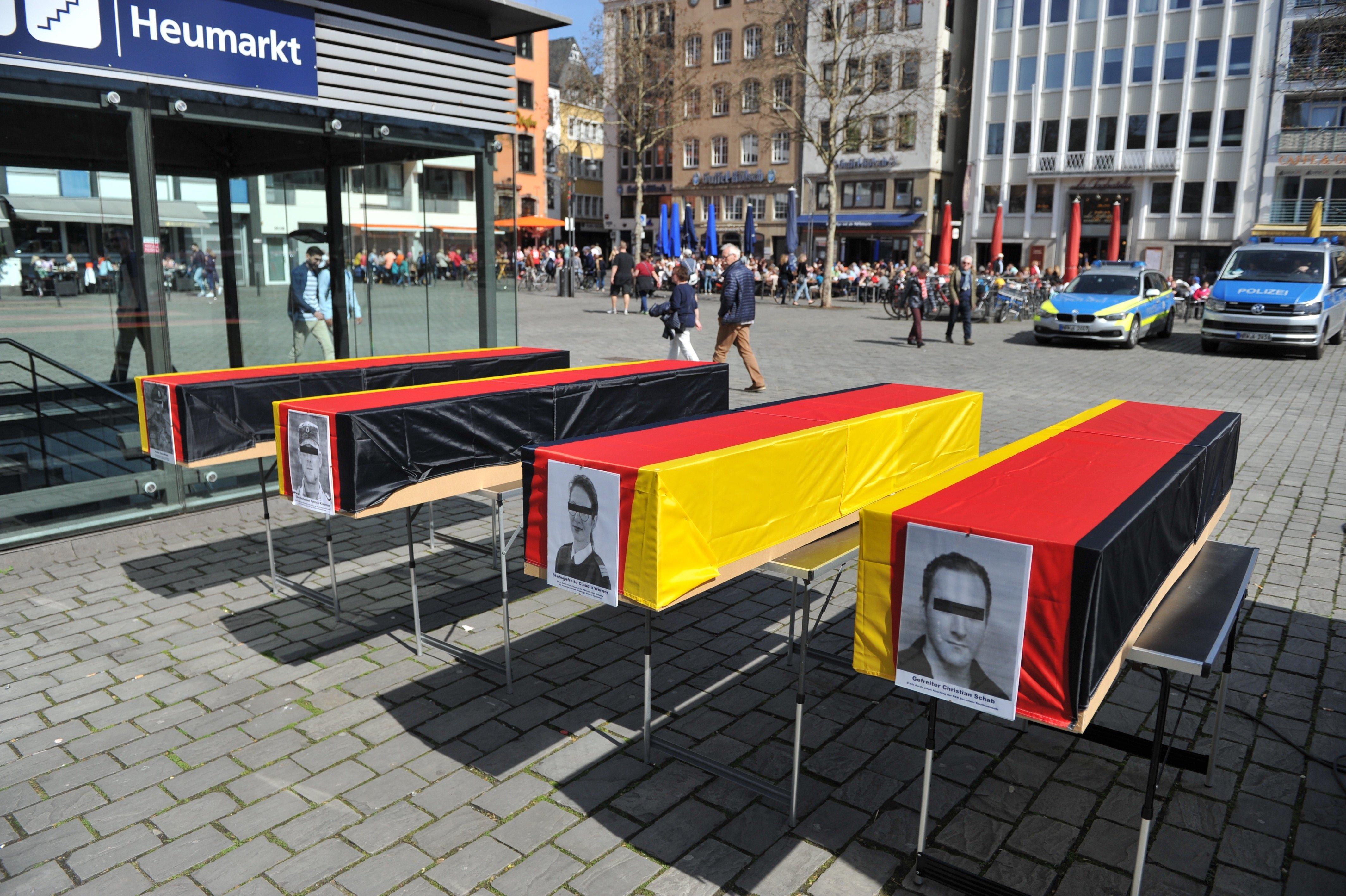 Köln meydanında Alman bayraklı tabut eylemi