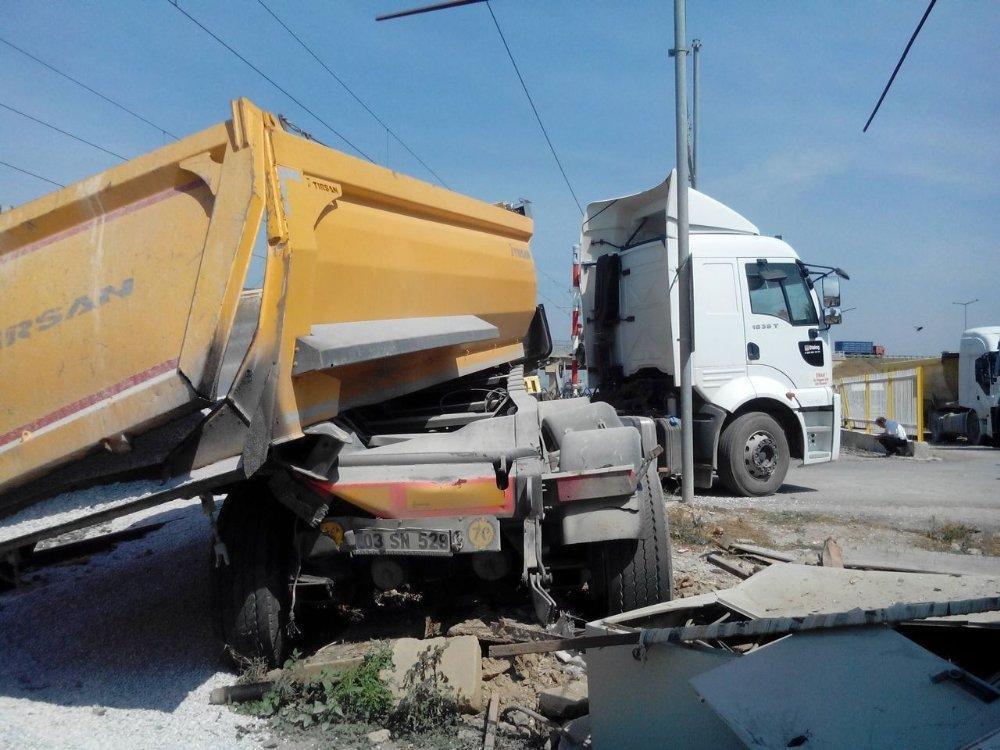 İzmirde kamyonla tren çarpıştı