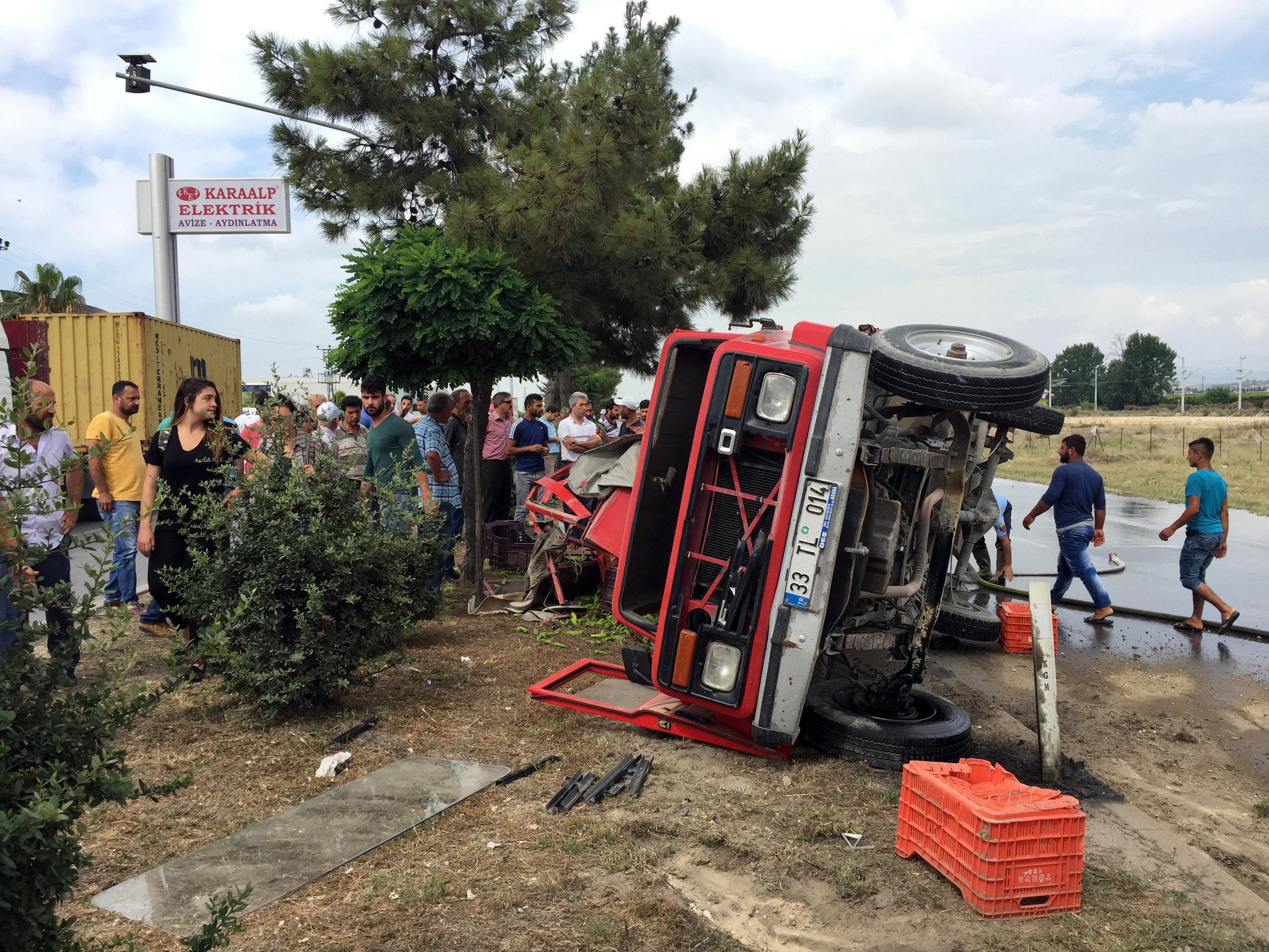 Tarım işçilerini taşıyan kamyonet TIRa çarptı: 3 ölü, 5 yaralı