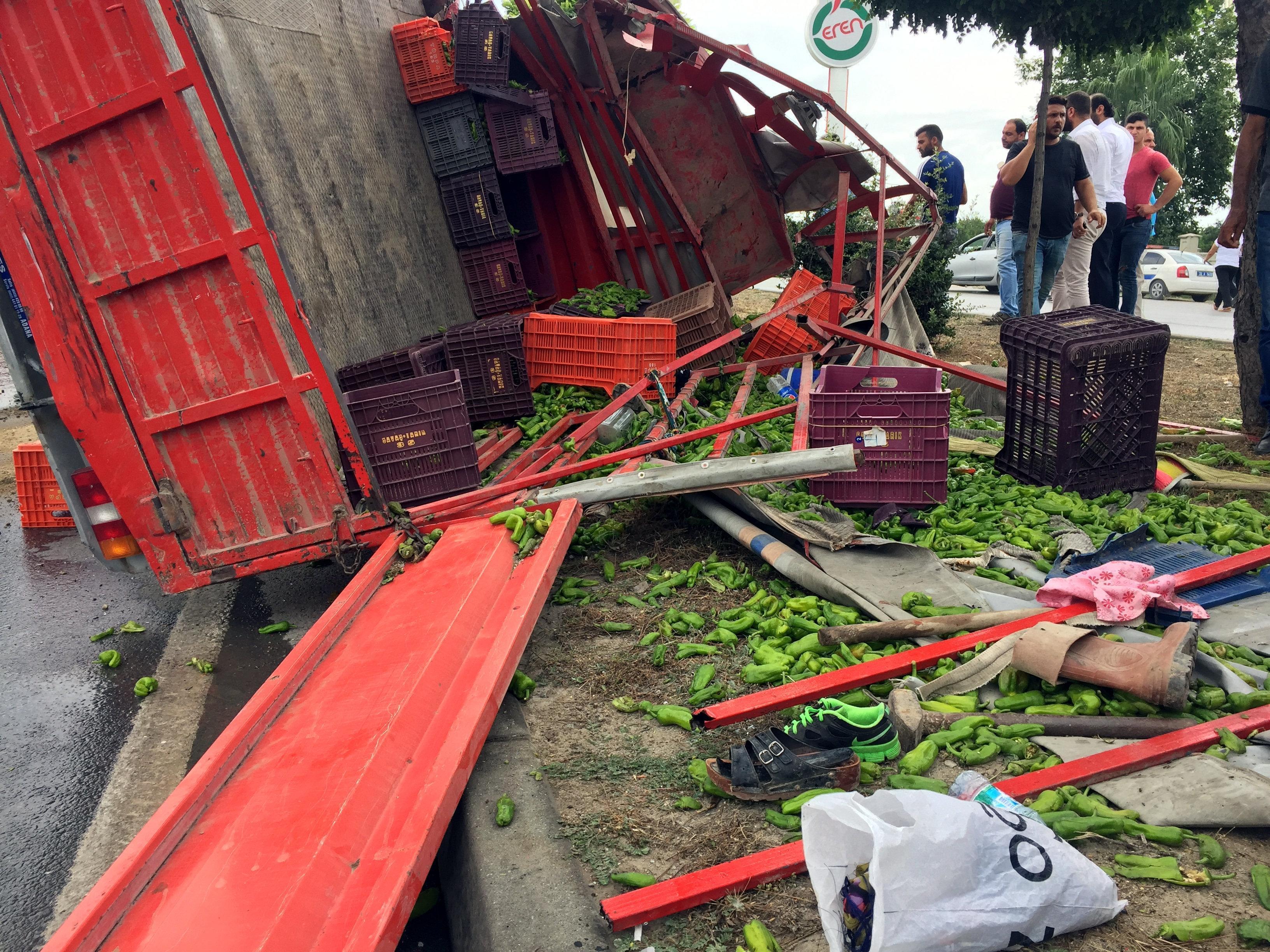 Tarım işçilerini taşıyan kamyonet TIRa çarptı: 3 ölü, 5 yaralı