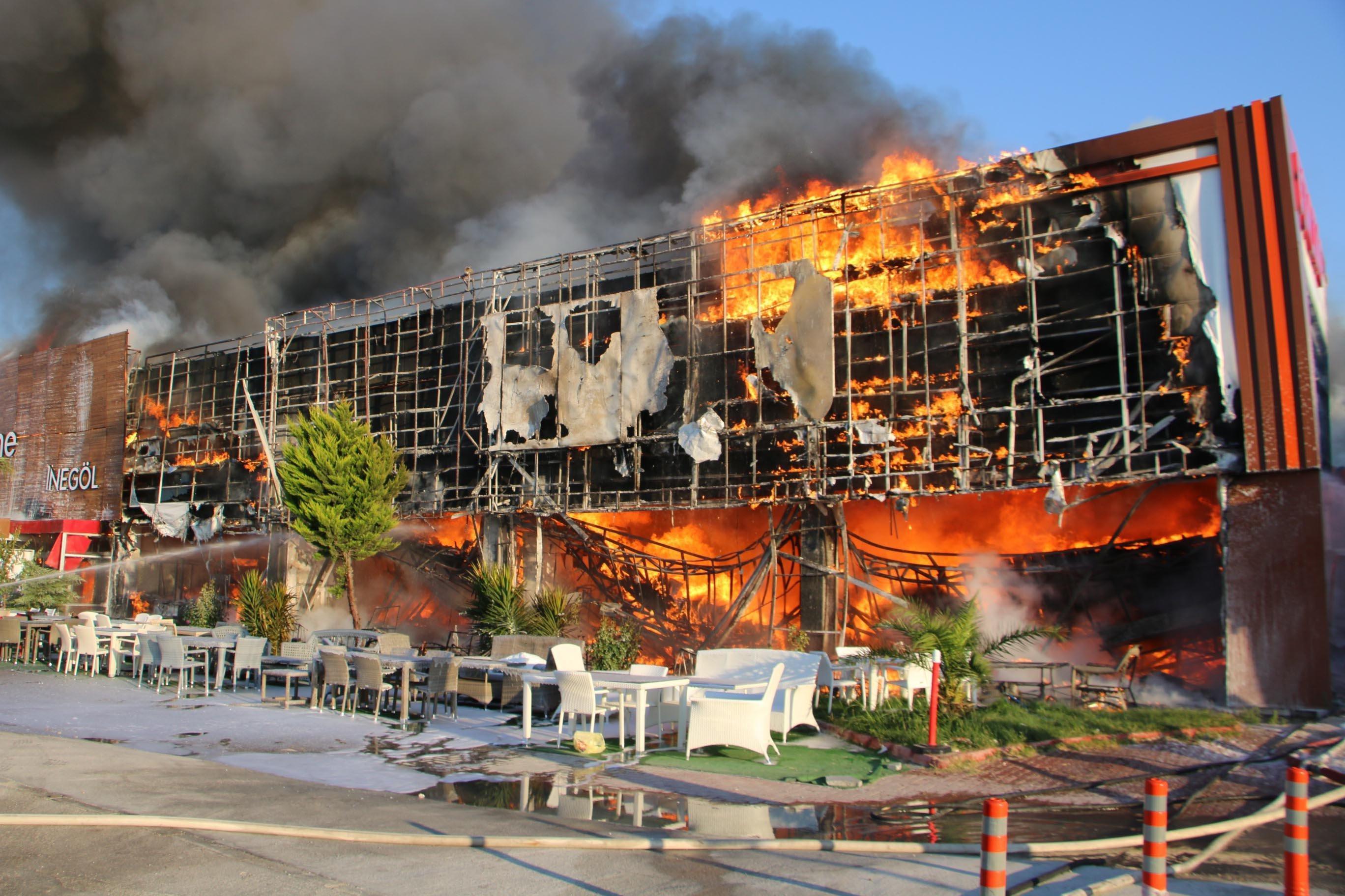 İzmirdeki bir AVMde yangın çıktı