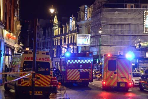 Londrada tiyatronun çatısı çöktü