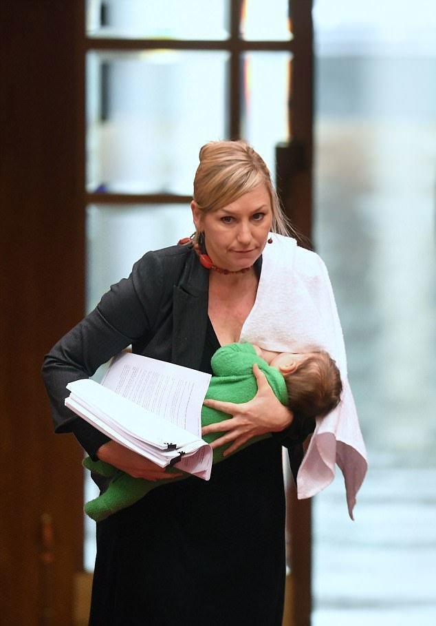 Senatör Larissa Waters, parlamentoda bebeğini emzirdi