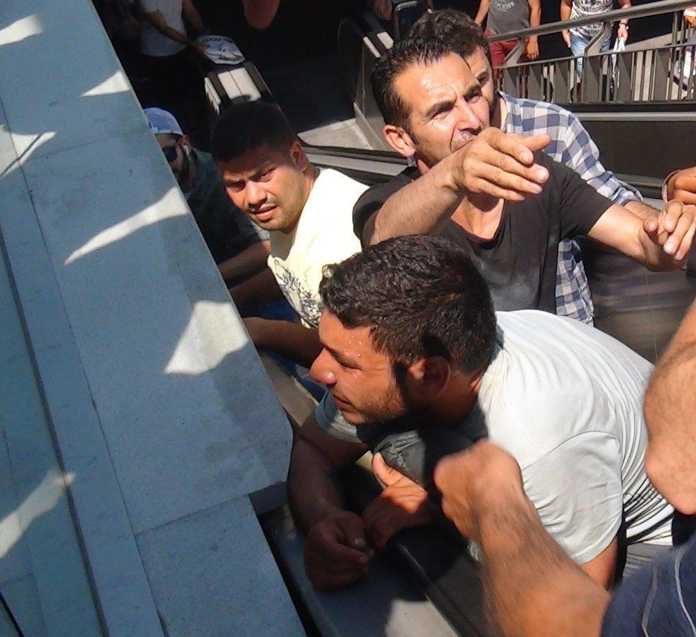 Yürüyen merdiven ile duvar arasına kolu sıkıştı, çığlıkları Taksimi inletti