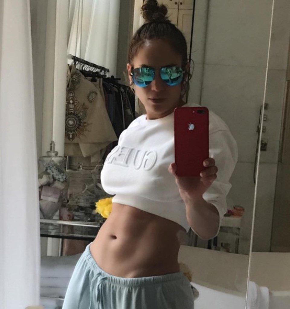Jennifer Lopez’den banyo selfie’si