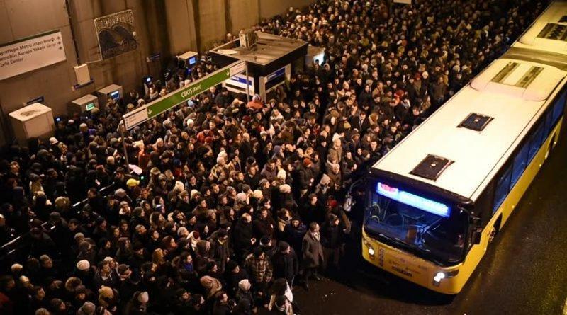 İstanbulda metrobüs durağında avukata taciz
