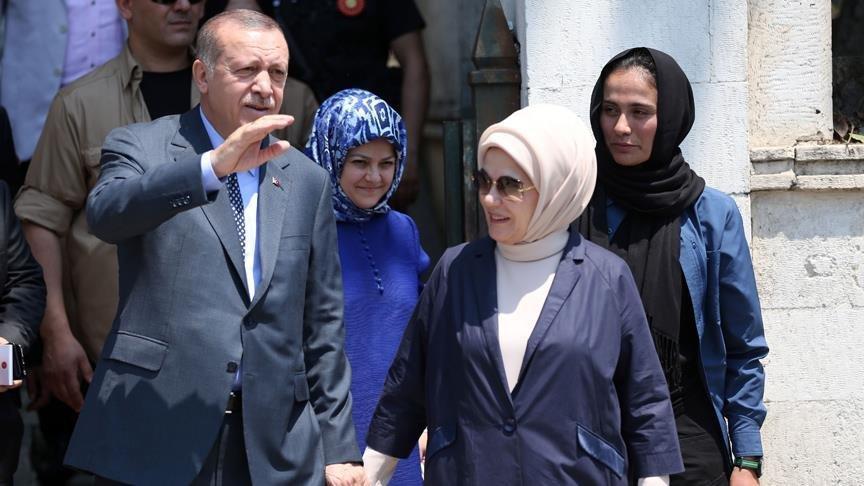 Cumhurbaşkanı Erdoğan anne ve babasının kabrini ziyaret etti