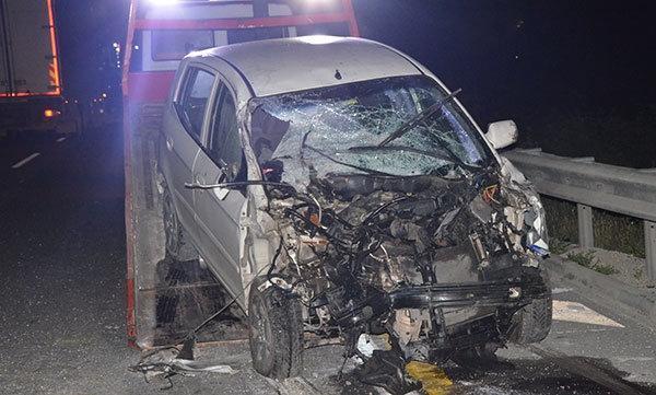 Eskişehirde otomobil bariyerlere çarptı: 2si çocuk 4 yaralı