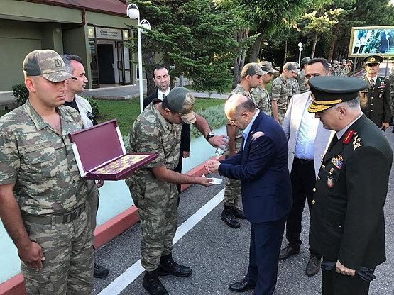 Milli Savunma Bakanı Işık askerlerle bayramlaştı