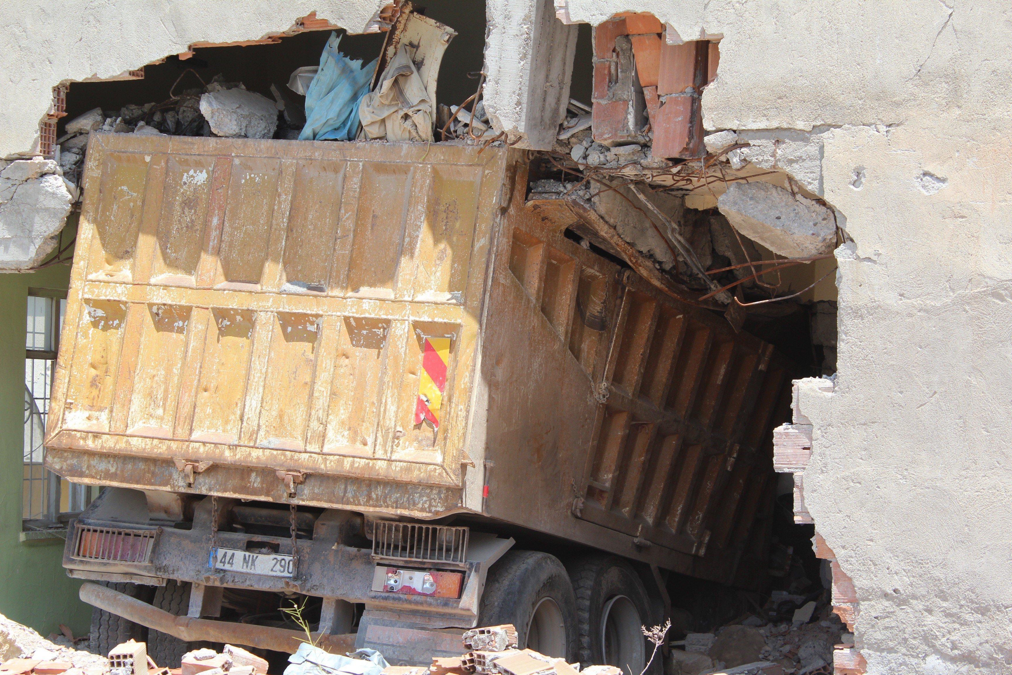 Malatya’da 9 ay önce eve giren kamyon hala çıkarılamadı