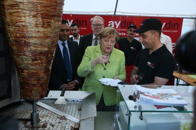 Almanya Başbakanı Merkel, Türk şirketin standında döner kesti