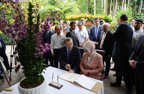 Başbakan ve eşine orkide jesti