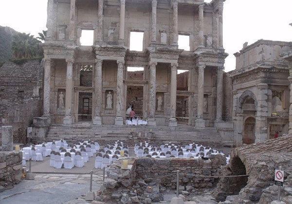 Efes Antik Kentindeki skandal fotoğraflara kafa karıştıran açıklama